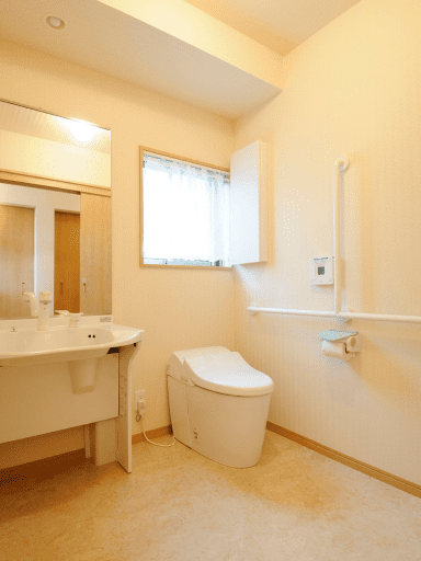 広くし、手すりもつけたリフォーム後のトイレの写真